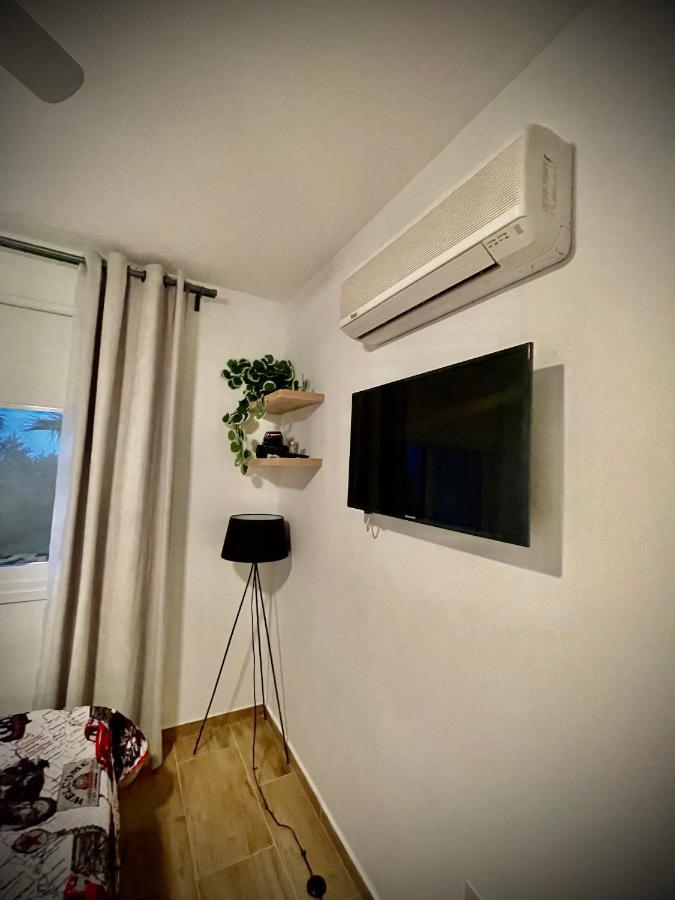 Coral Bay Modern Renovated Apartment By The Sea Paphos Exterior photo