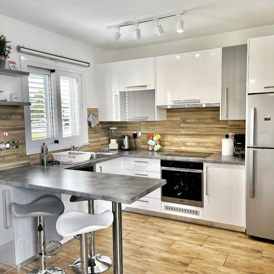 Coral Bay Modern Renovated Apartment By The Sea Paphos Exterior photo